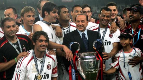 Silvio Berlusconi celebra con los jugadores del AC Milan el título de la Champions League de 2007.