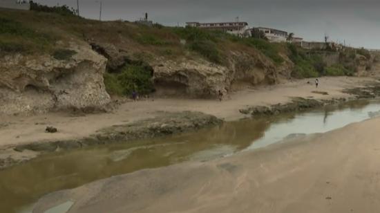 Vista frontal de una parte del canal de agua de Punta Carnero, Santa Elena. 