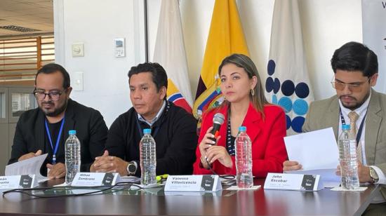 Funcionarios de la Arcsa, en una rueda de prensa en Quito, el 12 de junio de 2023.