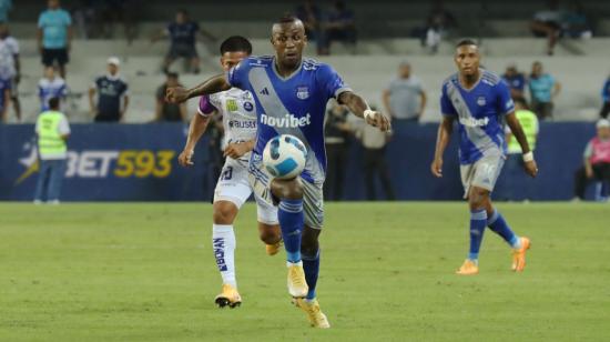 Miller Bolaños, de Emelec, conduce una pelota en el partido ante Gualaceo, en Guayaquil, el 12 de junio de 2023.