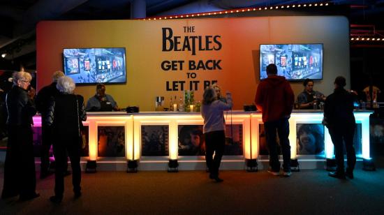 Exhibición sobre los Beatles en el museo del Salón de la Fama del Rock, Estados Unidos, 8 de abril de 2022.