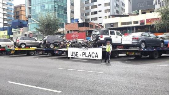 Policías metropolitanos durante una campaña para incentivar el uso de las placas vehiculares, el 10 de junio de 2023.