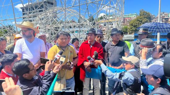 El presidente de la Conaie, Leonidas Iza, se dirige a un grupo de personas en Quito, el 13 de junio de 2023. 