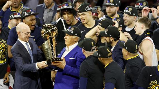 Los jugadores de los Denver Nuggets reciben, el 12 de junio de 2023, el premio a campeones de la NBA, después de vencer a Miami Heat. 