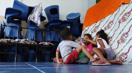 Niños damnificados de las inundaciones de Esmeraldas en la escuela León Febres Cordero, el 6 de junio de 2023.