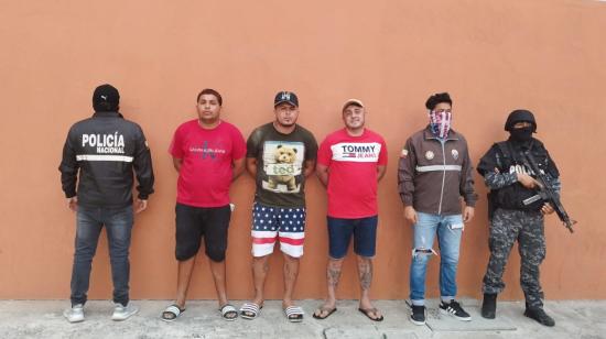 Walter Burgos, alias 'Pecho Amarillo', junto a dos delincuentes detenidos, en Manta, el 13 de junio de 2023. 