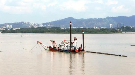 La embarcación con la draga para extraer sedimentos del río Guayas se encuentra en el lugar de retiro de los sedimentos, cerca al islote El Palmar. 