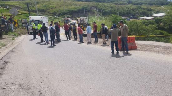 Transportistas trabajan para arreglar un socavón en la entrada a Santa Isabel, en la vía Cuenca-Girón-Pasaje. 