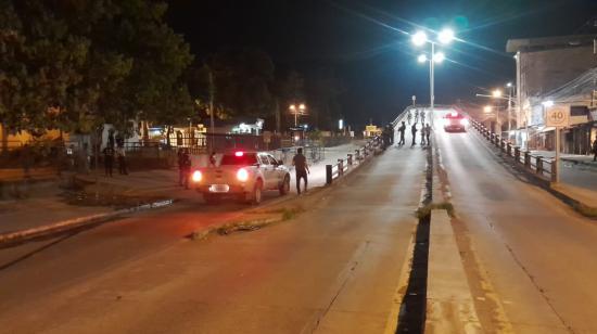 Agentes de la Policía verificando la alerta de un explosivo en un puente de Esmeraldas, el 13 de junio de 2023. 