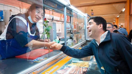 Otto Sonnenholzner, precandidato presidencial, en recorrido de campaña en el mercado de Iñaquito. Quito, 15 de junio de 2023