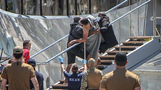 Un migrante rescatado sube a una embarcación en Grecia, tras el naufragio, el 14 de junio de 2023. 