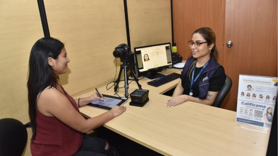 Imagen referencial. Usuaria del Registro Civil en una oficina de Guayaquil. 