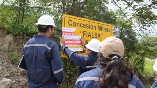 Técnicos del Ministerio del Ambiente clausuran dos canteras en la vía a la Costa, en Guayaquil, el miércoles 14 de junio de 2023. 