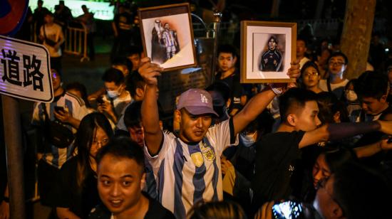 Hinchas chinos, en las afueras del hotel donde se hospeda la selección argentina, el 14 de junio de 2023.