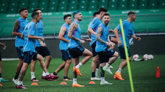 Lionel Messi y la selección argentina, entrenando en China previo a su duelo ante Australia.