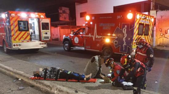 Personal del Cuerpo de Bomberos atiende a una persona herida en Quito, el 15 de junio de 2023. 