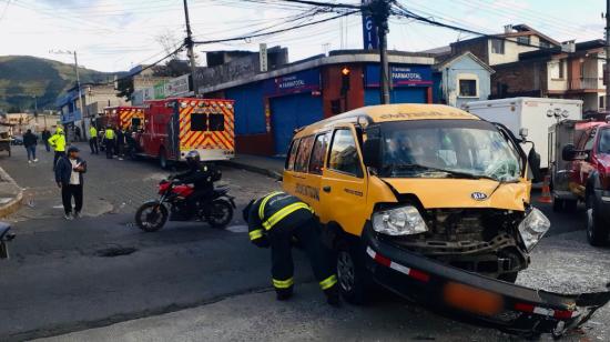 Una furgoneta accidentada en el sur de Quito, el 15 de junio de 2023.