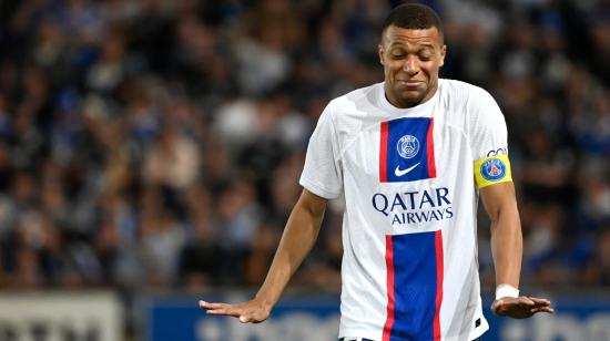 Kylian Mbappe, reacciona durante el partido entre RC Strasbourg Alsace y  PSG en el Stade de la Meinau en Estrasburgo, el 27 de mayo de 2023.