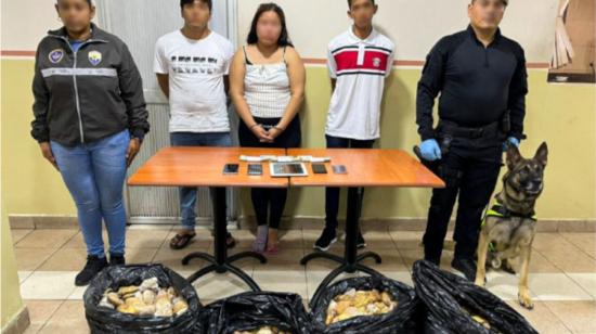 Tres detenidos junto a un cargamento de droga, escondido en pescado congelado, en Guayaquil, el 15 de junio de 2023. 