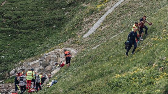 Momentos en que personal de emergencia rescata el cuerpo del ciclista Gino Mader, en Suiza, el 16 de junio de 2023. 