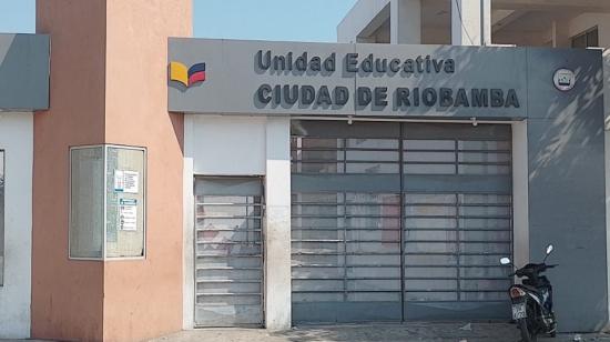 Exteriores de la unidad educativa en el Guasmo Sur, hasta donde ingresaron dos vendedores de droga, el 15 de junio de 2023. 