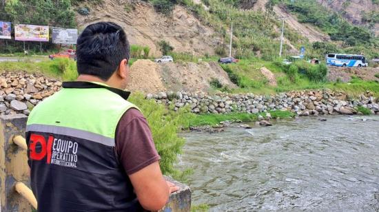 Personal del Consejo de Seguridad Ciudadana rastrea el sector El Descanso, el jueves 16 de junio, en búsqueda del adolescente que cayó a una quebrada en Cuenca.