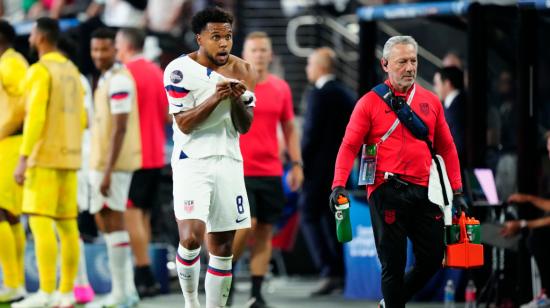 Weston Mckennie de Estados Unidos sale de la cancha con la camiseta rota luego de la pelea durante el partido contra México en las semifinales de la Nations League Concacaf, el 15 de junio de 2023.