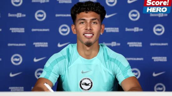 Jeremy Sarmiento firma un nuevo contrato con el Brighton, el 21 de junio de 2023.