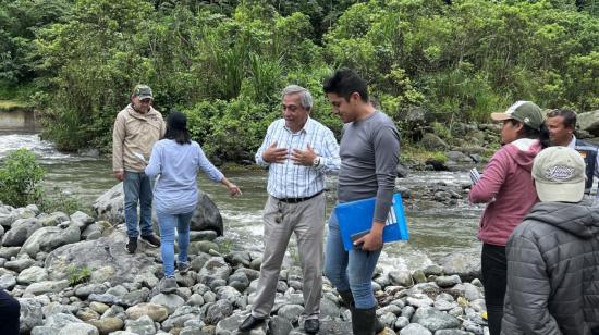 Franklin Pico, gerente de Hidrotambo, junto a Diego Hernández, abogado del proyecto Dulcepamba, el 24 de enero de 2023, durante una inspección del Ministerio del Ambiente. 