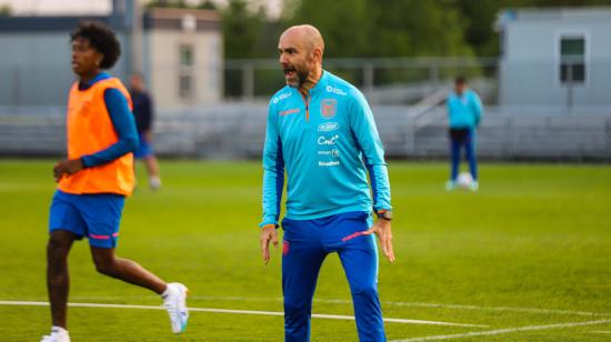 El entrenador Félix Sánchez Bas da indicaciones durante un entrenamiento en Nueva Jersey, el 15 de junio de 2023.