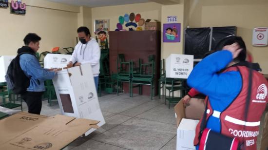 Instalación de mesas electorales en la Academia Pedro Traversari. Quito, 5 de febrero de 2023