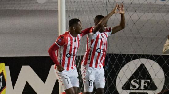 Jugadores de Técnico Universitario celebran en el partido ante Delfín, el 19 de junio de 2023.