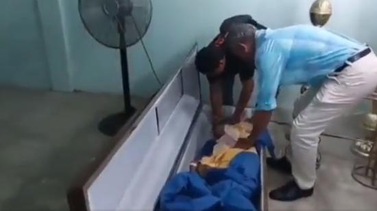 Familiares de una mujer en Babahoyo, quien 'revivió' en su funeral, el 9 de junio de 2023. 