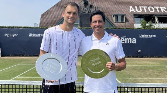 Gonzalo Escobar y Aleksandr Nedovyesov después de la final del ATP 250 de Hertogenbosch, el 17 de junio de 2023.