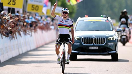 El belga Remco Evenepoel apunta con su dedo al cielo tras ganar la Etapa 7 del Tour de Suiza, el 17 de junio de 2023.