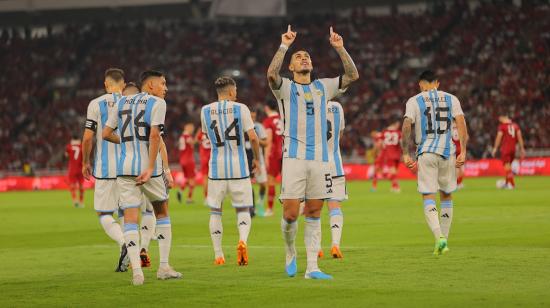 Leandro Paredes, de Argentina, celebra su gol ante la selección de Indonesia, en el amistoso de la Fecha FIFA, el 19 de junio de 2023.