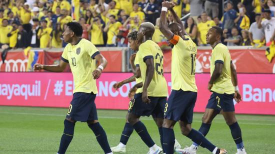 Los jugadores de Ecuador festejan un gol ante Bolivia, en Nueva Jersey, el 17 de junio de 2023.