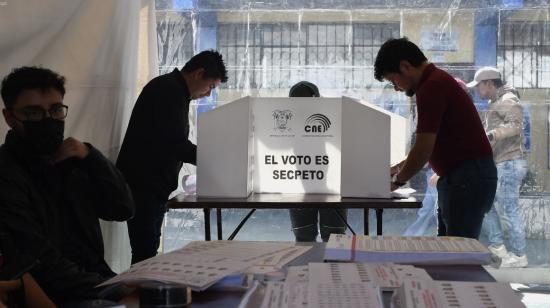 Una Junta Receptora del Voto, en Quito, en las elecciones seccionales de 2023, el 5 de febrero. 