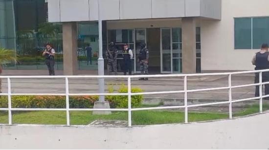 Exteriores del hospital de Portoviejo, donde se encuentra un familiar herido de alias 'Fito', el 19 de junio de 2023. 