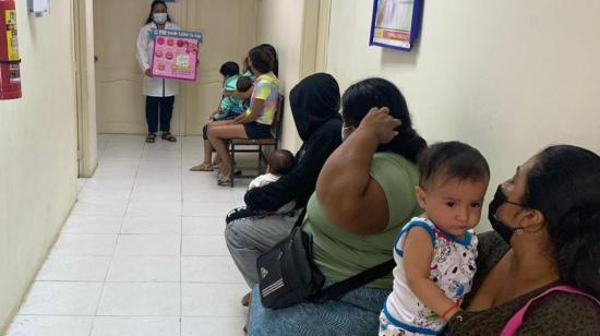 Imagen referencial. Madres junto a sus hijos en un centro de salud de Cerecita (Guayas), el 19 de junio de 2023. 