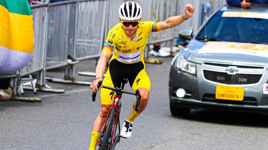 Miguel Ángel López festeja su triunfo en la Etapa 3 de la Vuelta a Colombia, el 19 de junio de 2023.