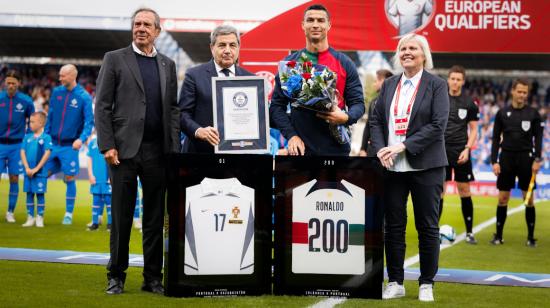 Cristiano Ronaldo recibe un reconocimiento por sus 200 partidos con Portugal, el 20 de junio de 2023.