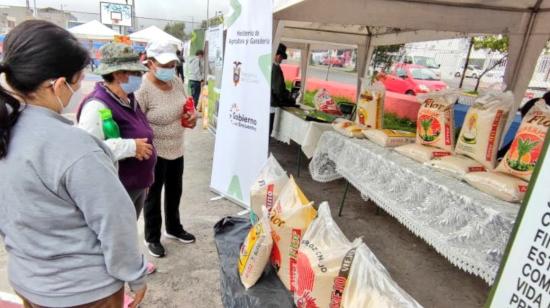 Productores de la costa venden arroz en una feria en Quito, en febrero de 2022. 