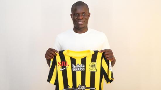 N'Golo Kanté posa con la camiseta de su nuevo club, el 20 de junio de 2023.