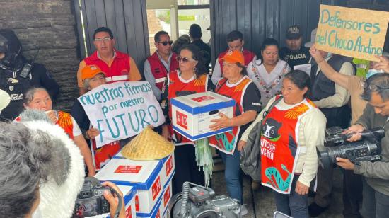 El colectivo Quito Sin Minería entregó en el CNE las firmas para la consulta popular por el Chocó Andino. Quito, 24 de octubre de 2022