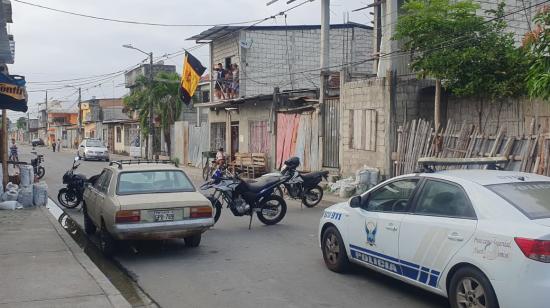 Alrededor de 19 tacos de dinamita fueron dejados en el exterior de vivienda en la isla Trinitaria, sur de Guayaquil, el 22 de junio de 2023. 