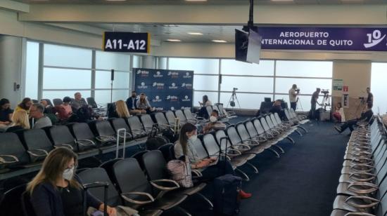 Imagen referencial de pasajeros en el Aeropuerto Internacional Mariscal Sucre de Quito, el 17 de febrero de 2023. 