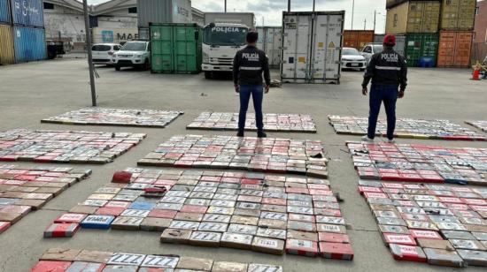 Agentes de la Policía junto a la cocaína incautada en el puerto de Guayaquil, el 22 de junio de 2023. 