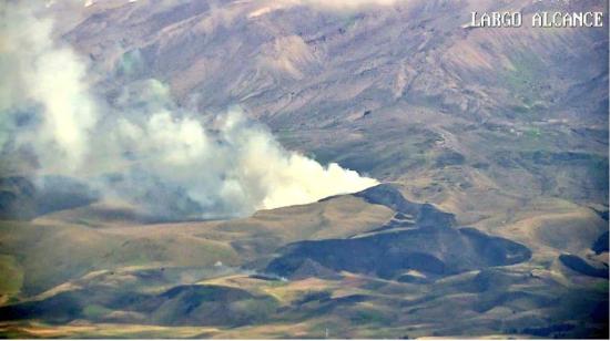 Panorámica del incendio forestal en el pajonal del volcán Chimborazo, el 22 de junio de 2023. 