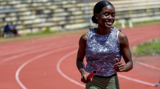 Nicole Caicedo se prepara en Quito, con el equipo de relevos y con su entrenador Nelson Gutiérrez.